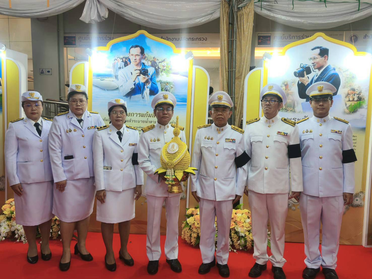 สกร. ร่วมพิธีวางพานพุ่มดอกไม้ถวายสักการะพระบาทสมเด็จพระบรมชนกาธิเบศร มหาภูมิพลอดุลยเดชมหาราช บรมนาถบพิตร